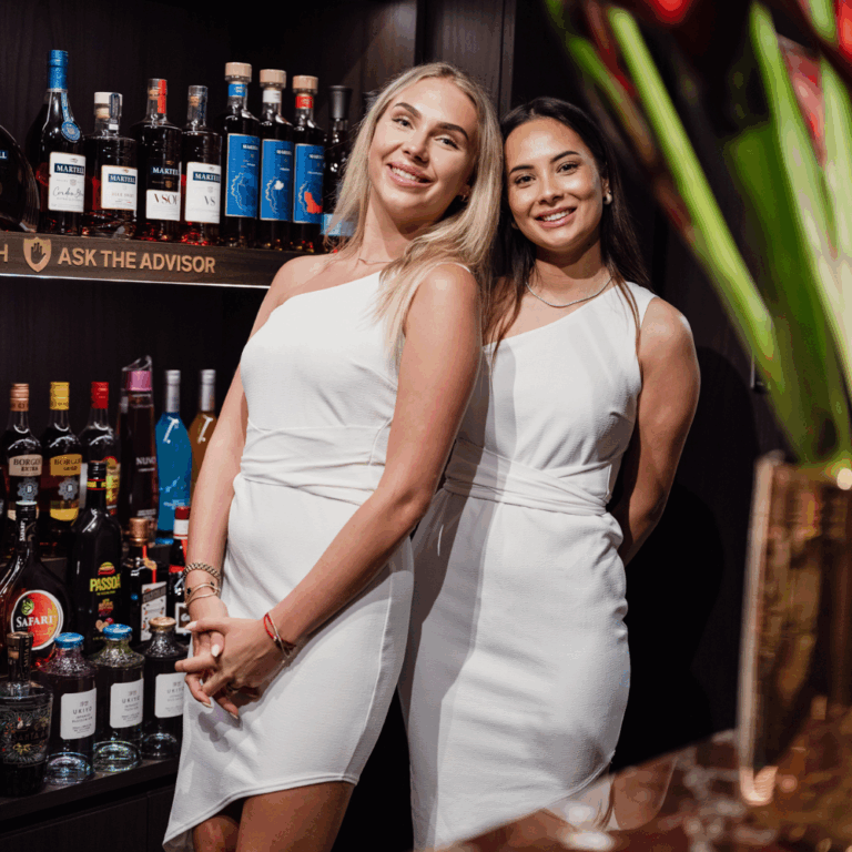 Hostess verwelkomt gasten op zakelijk event met glimlach