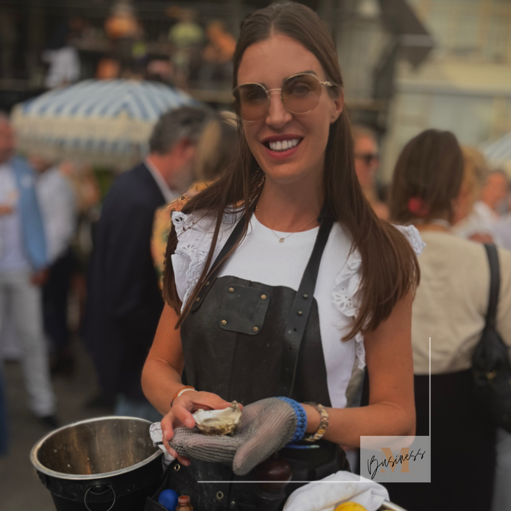 Oestermeisje serveert verse oesters tijdens exclusief feest met champagne