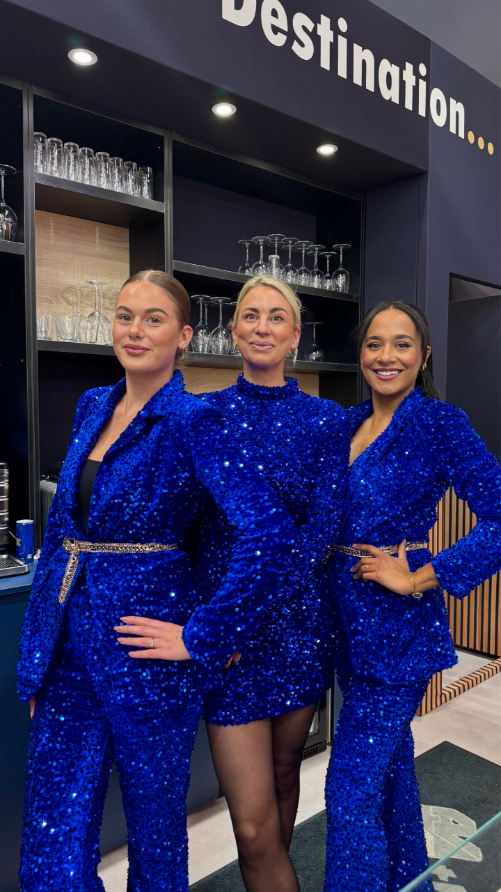 Dames van ModelBusiness verzorgen de hospitality tijdens eens beurs