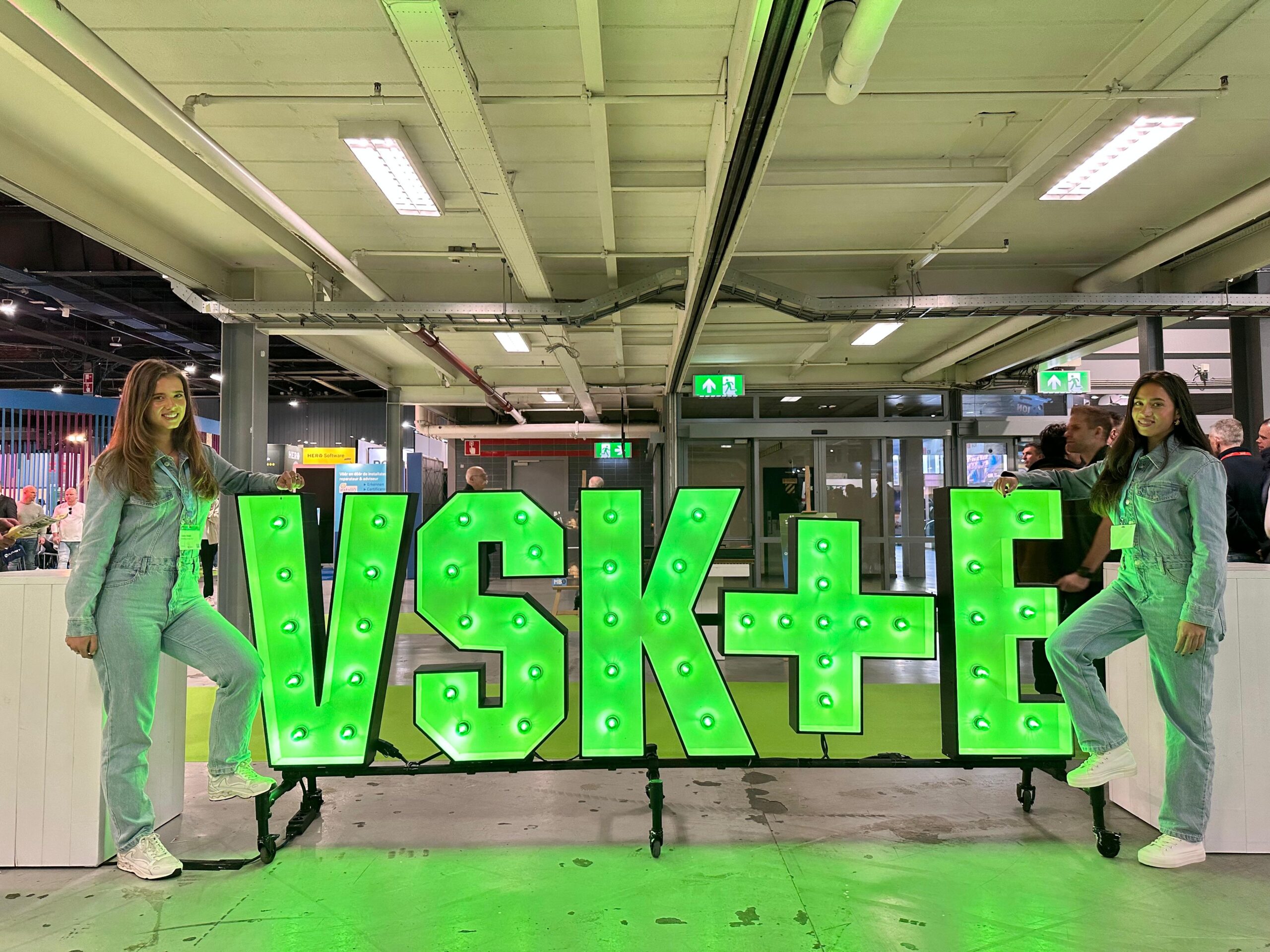 Modelbusiness hostessen op de VSK+E beurs voor Techniek Nederland
