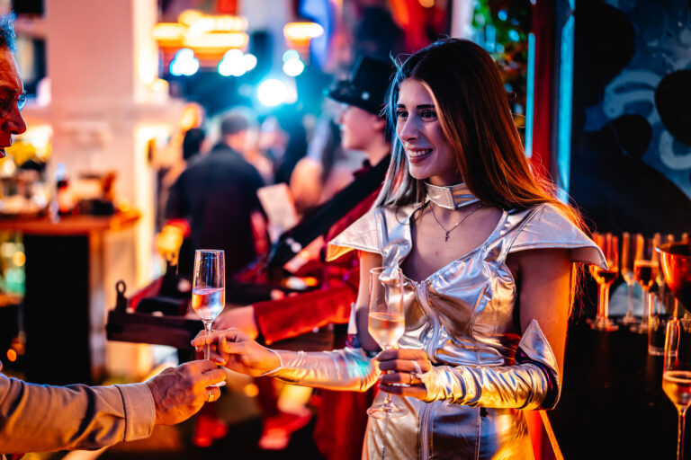 Hostess op event Dyflexis schenkt champagne