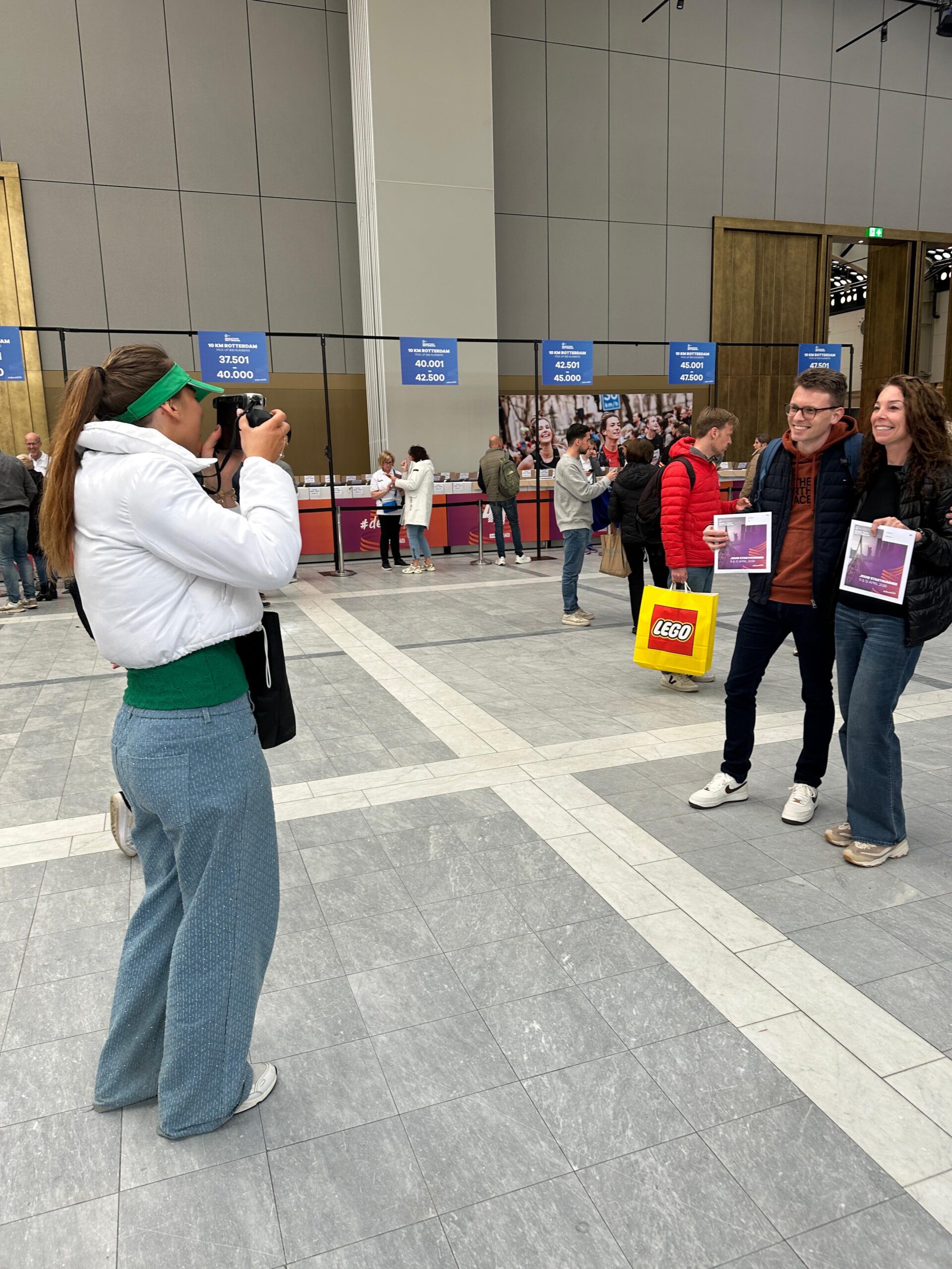 Polaroid dames van ModelBusiness zorgen dat bezoekers jouw event en brand mee naar huis nemen.