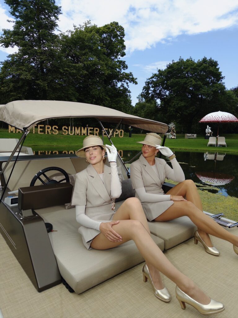 Hostessen van ModelBusiness op de boot van een exposant tijdens de Masters Expo Summer edition bij The Duke